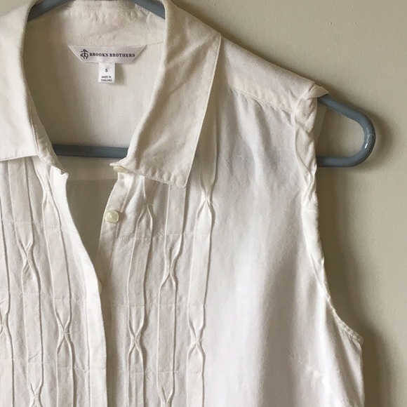 Linen blend button front sleeveless top. Stitched pleat detail. Pit to pit 19”. - Picture 2 of 7